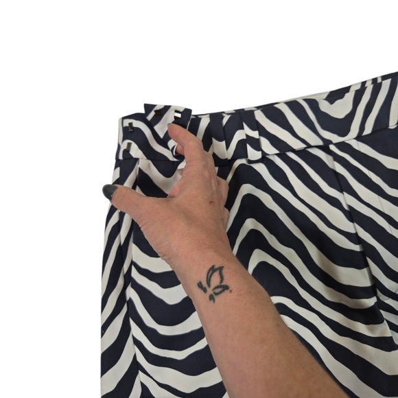 NWOT Zebra Print Marie Oliver Women's Shorts Sz 8 - Picture 3 of 10